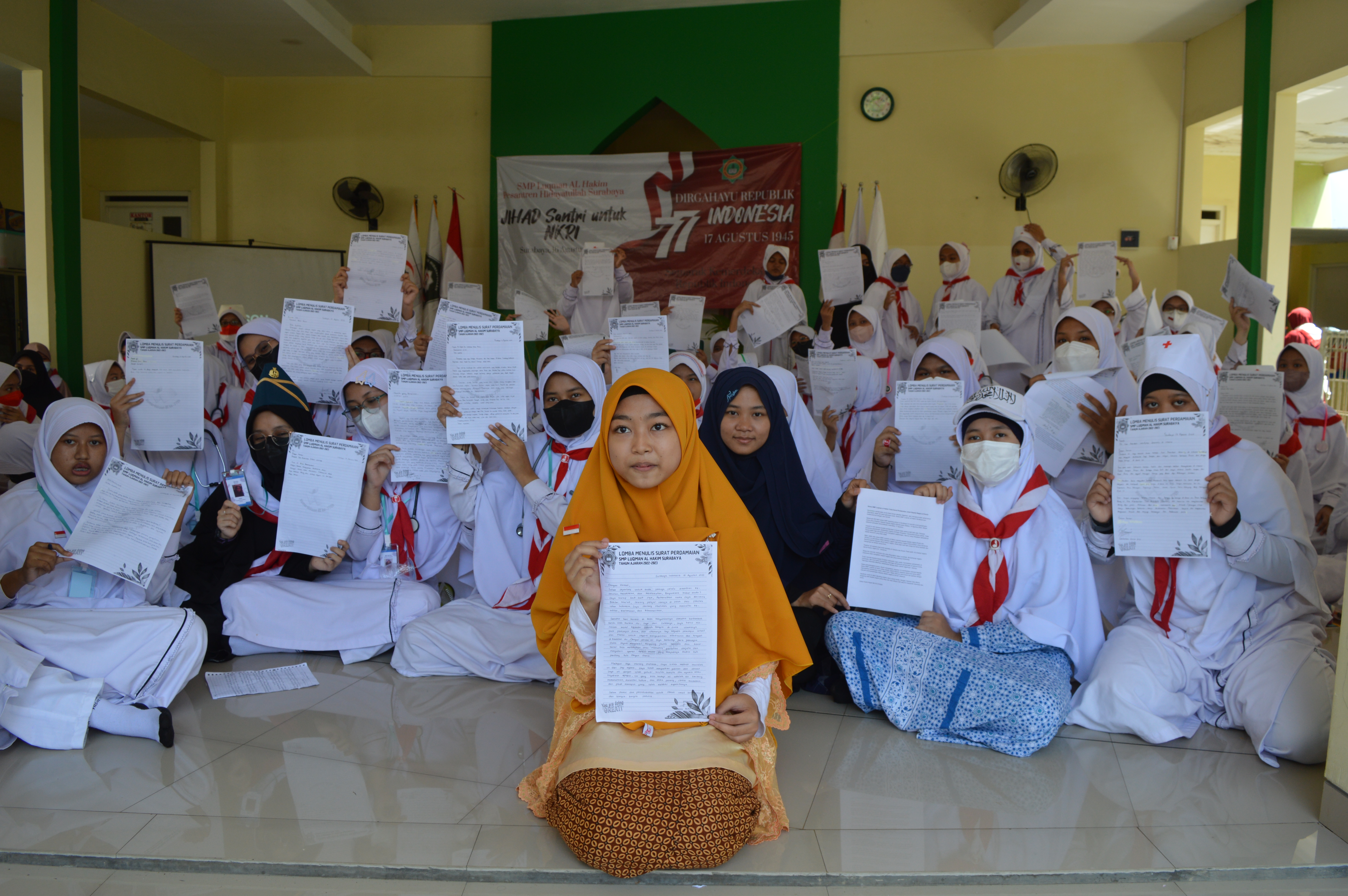 Pelajar SMP Luqman al Hakim Surabaya Tulis Surat Perdamaian untuk Kepala Negara di Dunia